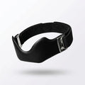 Sangle de genou noire à coque rigide, bande élastique et boucles métal, sur fond clair