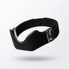 Sangle de genou noire à coque rigide, bande élastique et boucles métal, sur fond clair